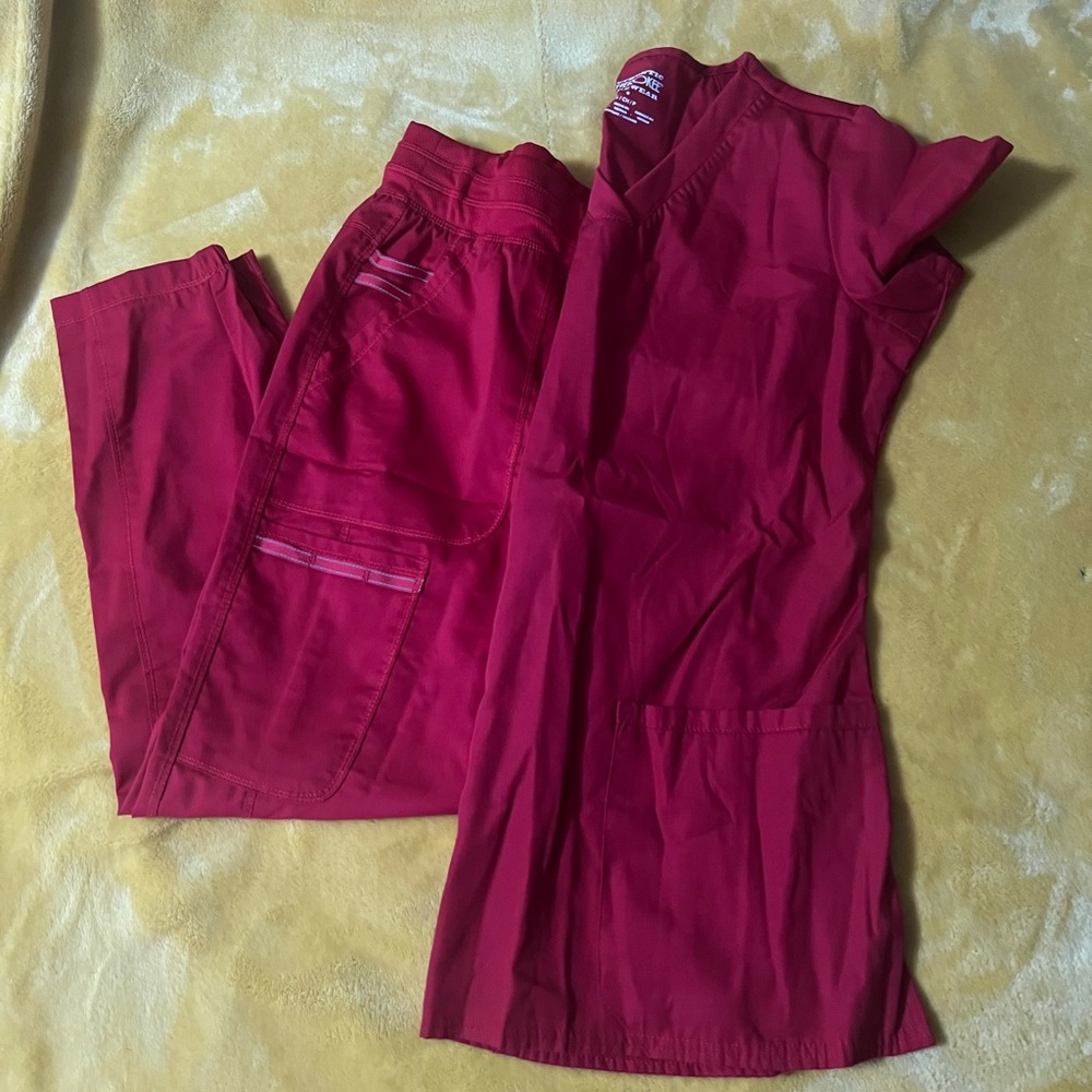 Women’s scrub top and pants set